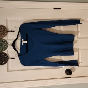 ☀️ WHBM ribbed V-neck sweater size S